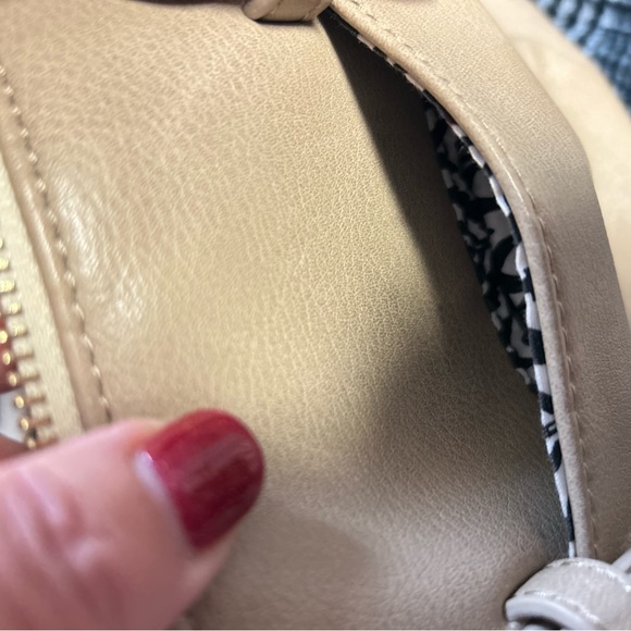 Steve Madden handbag. Beautiful beige color with pretty black & white interior - Picture 9 of 10